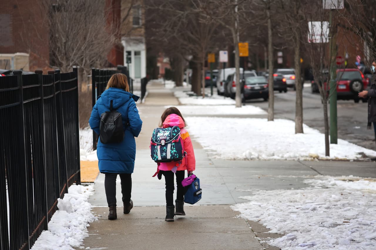 Tras cinco días de cierre, se logró un acuerdo entre el sindicato de maestros y CPS, por lo que 
<a href="https://www.univision.com/local/chicago-wgbo/regresan-a-clases-estudiantes-de-las-escuelas-publicas-de-chicago-este-es-el-sentir-de-algunos-padres-video" target="_blank">miles de estudiantes pueden volver a clases presenciales</a>. 
<br>