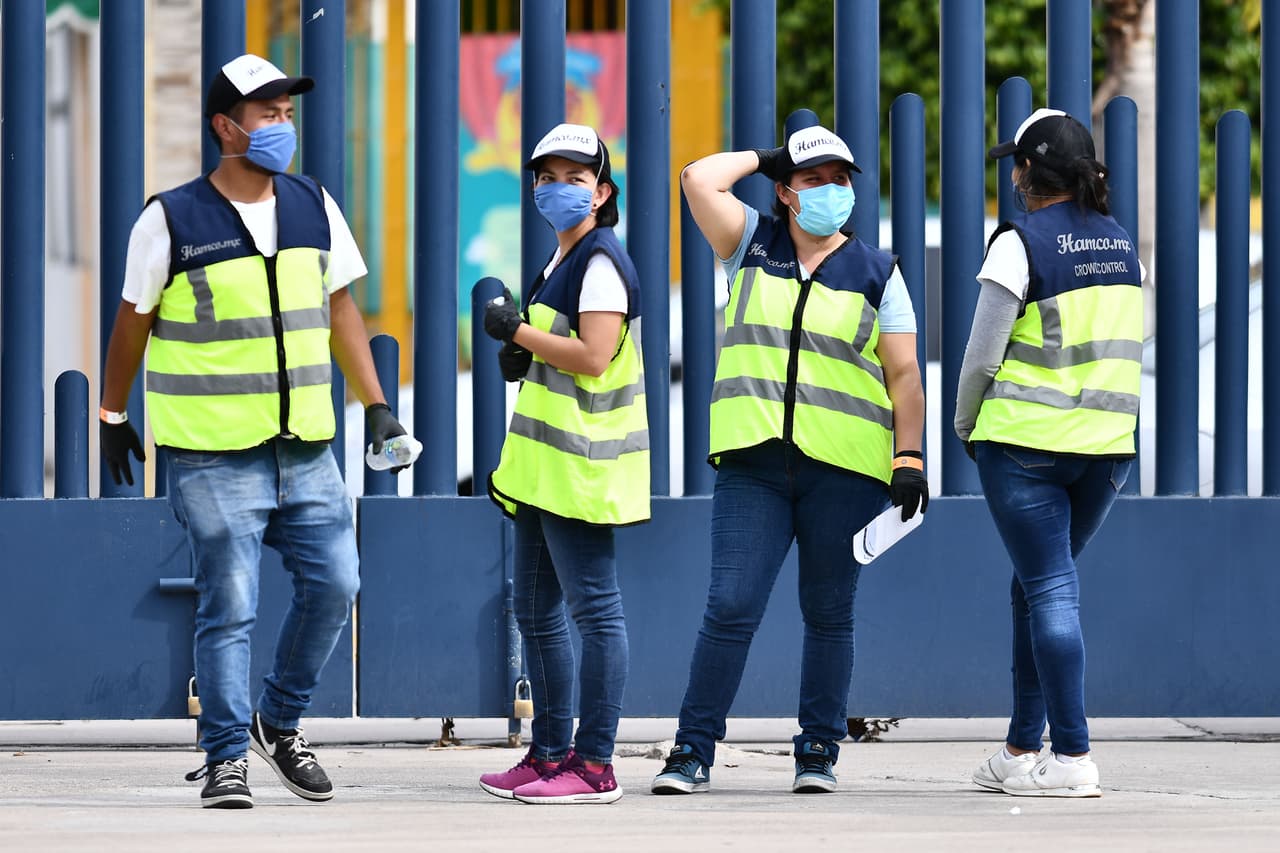 Dispositivos de salud se instalaron afuera de los estadios para continuar con el protocolo antes de ingresar al inmueble. Solo la gente necesaria como futbolistas, directivos, camarógrafos, tuvieron acceso.