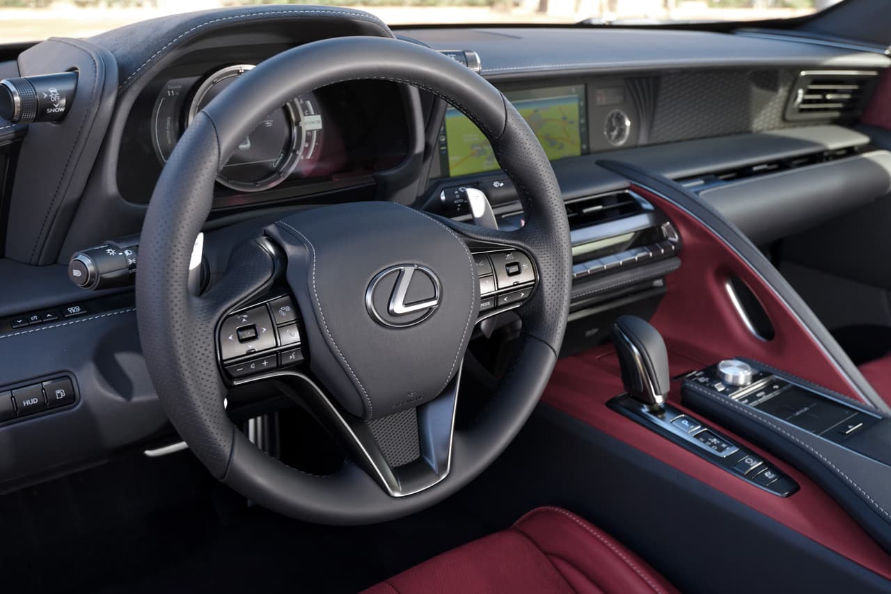 La
<b>transmisión del LC500h es de diez velocidades</b>, mediante el sistema Direct Shift de radios muy cortos. Esto genera un sonido del motor que Lexus define textualmente como “más armónico”.