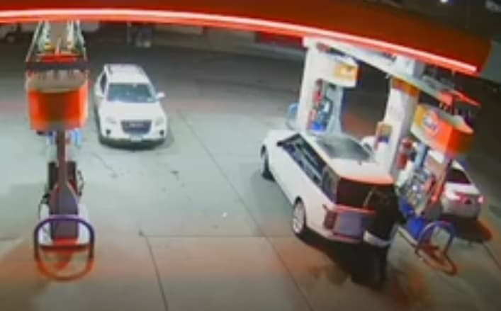 Hombre termina baleado tras ser asaltado en gasolinera del Bronx; rocía gasolina a atacante