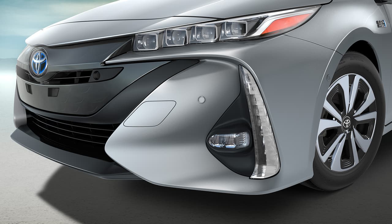 La carga del Prius Prime se puede completar en cinco horas y media conectado al vehículo a un enchufe estándar. Según Toyota, el tiempo en una estación de carga de 240-voltios se reducir a la mitad.