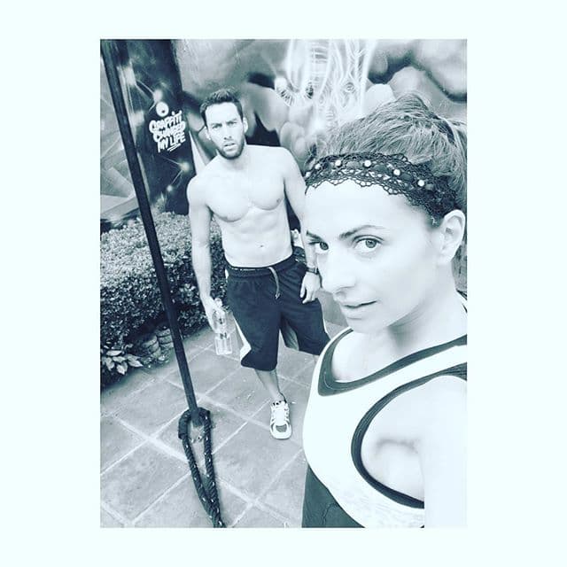 Pasa mucho tiempo poniéndose en forma. Se ve que sus duros entrenamientos dan buenos resultados.