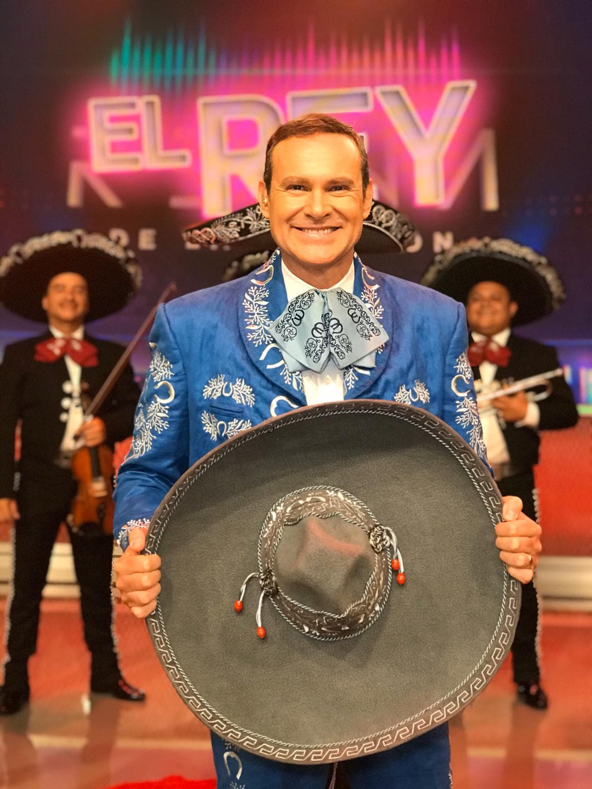 Más tarde el público pudo escuchar a Alan Tacher interpretando el tema de 'Volver, volver'. Por su traje azul fue bautizado como el 'charro pitufo', y aunque no se ganó buenos comentarios, el jurado lo invitó a seguir trabajando en su voz para una próxima competencia.