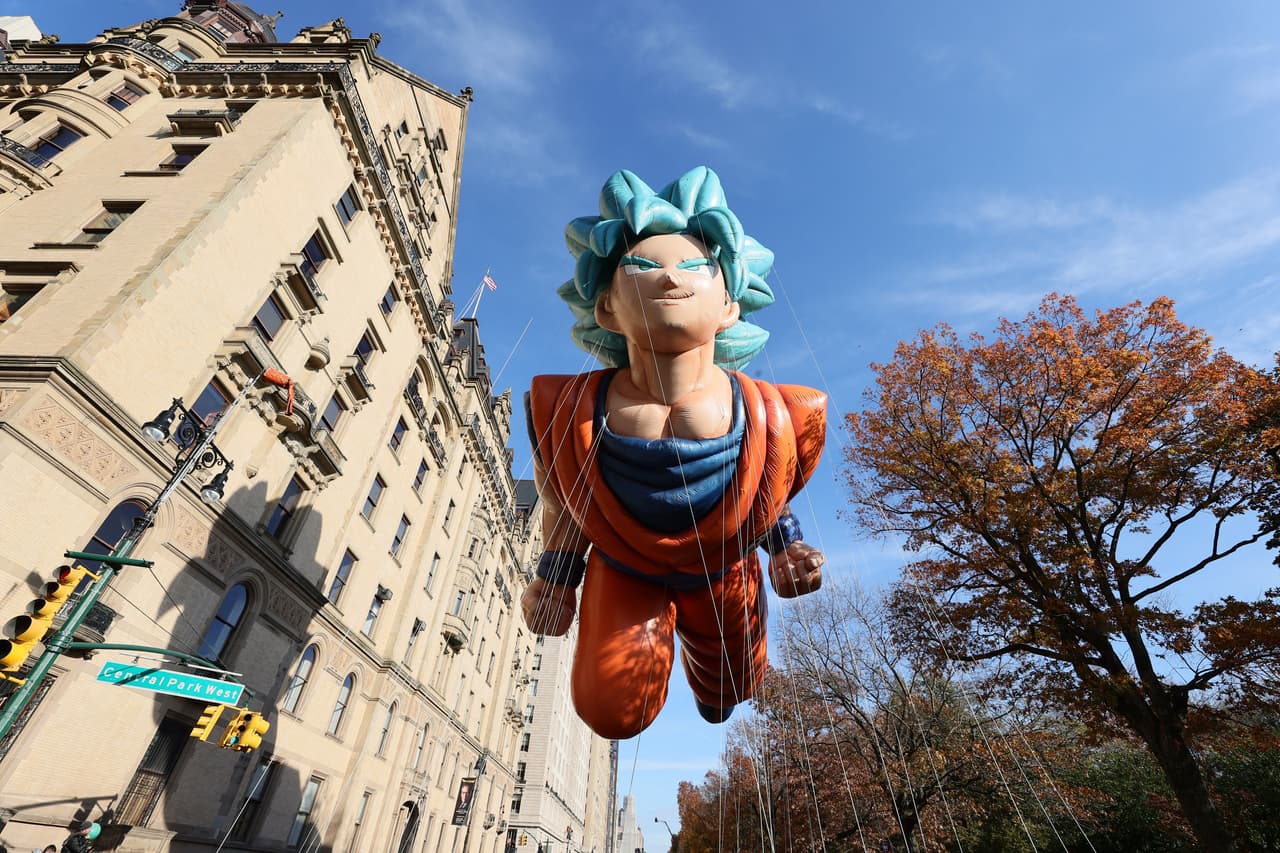 El desfile contó con unos 8,000 participantes, cuatro docenas de globos de distintos tamaños y dos docenas de carrozas.