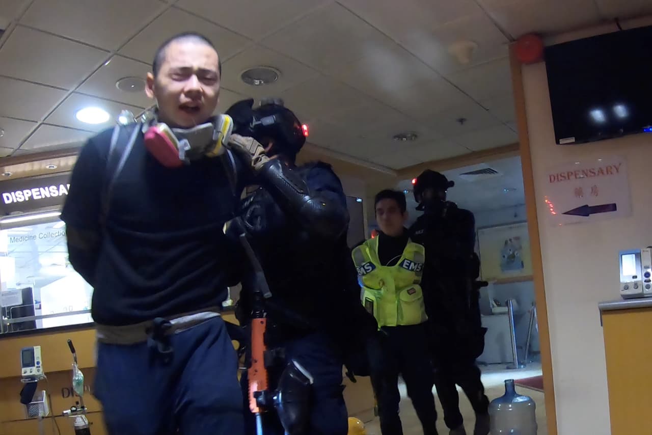 "Los manifestantes han estado reaccionando a la policía", dijo Joris, un ingeniero civil, a Reuters. "No hemos peleado todo lo que podríamos. Estoy listo para ir a la cárcel. Estamos peleando por Hong Kong", agregó. En la foto, se ve que dentro de la universidad, los agentes detuvieron a un manifestante y a un médico.