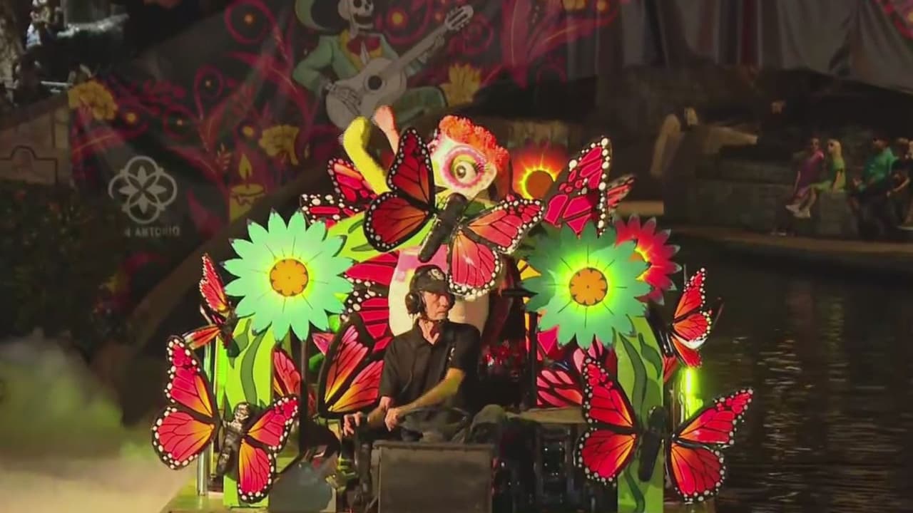 Ya comenzaron las celebraciones por el Día de Muertos y miles de personas se congregan estos días para disfrutar de esta tradición junto a sus familias y seres queridos. 
<br>
<br>“Estamos felices. El Día de Muertos es una festividad que solo se podría celebrar en San Antonio, no hay otro lugar que pueda celebrarlo mejor que nosotros porque esto somos”, afirma el portavoz Andrés Muñoz.