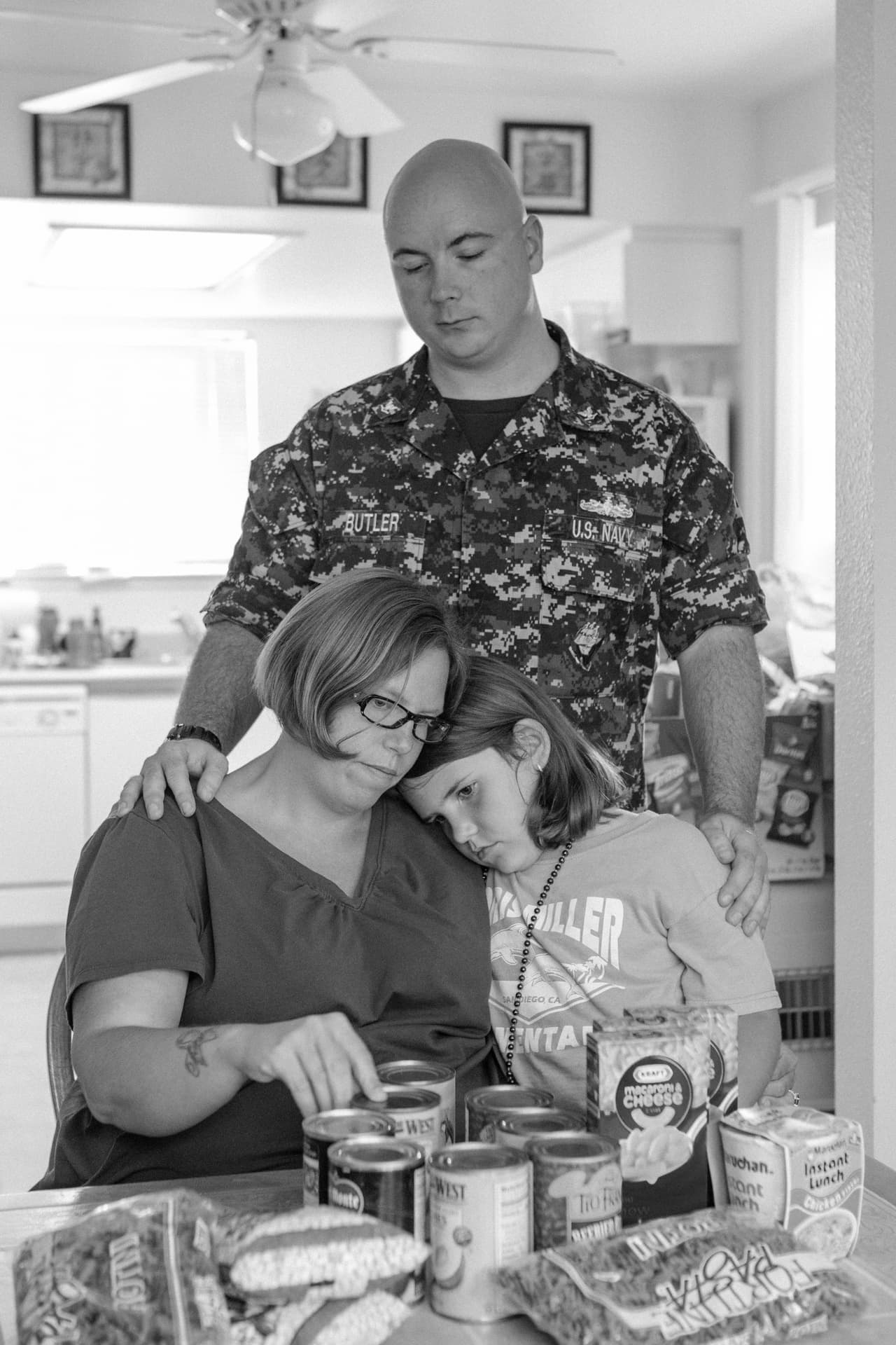 Ashley, una madre que se enlistó en las Fuerzas Armadas, visita un banco de alimentos local para ayudar a su familia.