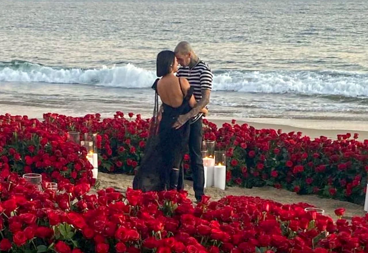 <b>Kourtney Kardashian</b> y 
<b>Travis Barker </b>derramaron amor en redes sociales durante 2021 y se comprometieron en octubre con un romántico gesto del músico en la playa.