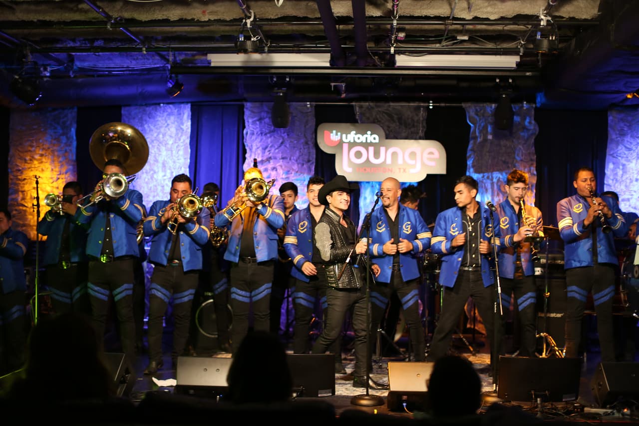 Raúl Casillas puso a bailar a gran parte de la asistencia al ritmo de banda, para después interpretar 
<a href="http://www.univision.com/houston/kltn/musica/norteno/raul-casillas-se-pone-romantico-con-el-tema-a-poco">el tema 'A poco', que lanzó de forma exclusiva por Uforia. </a>