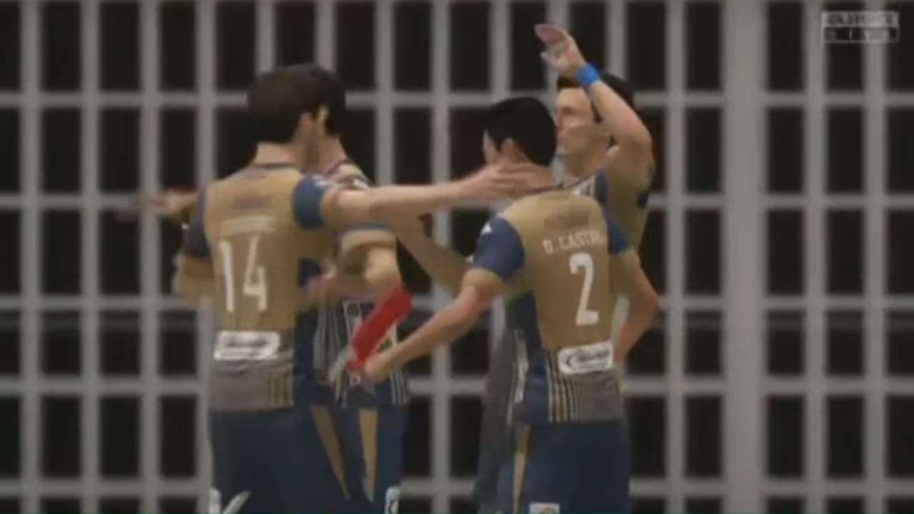 En el futbol virtual, Carlos Gutiérrez destrozó a Daniel Álvarez que terminó jugando con diez hombres.