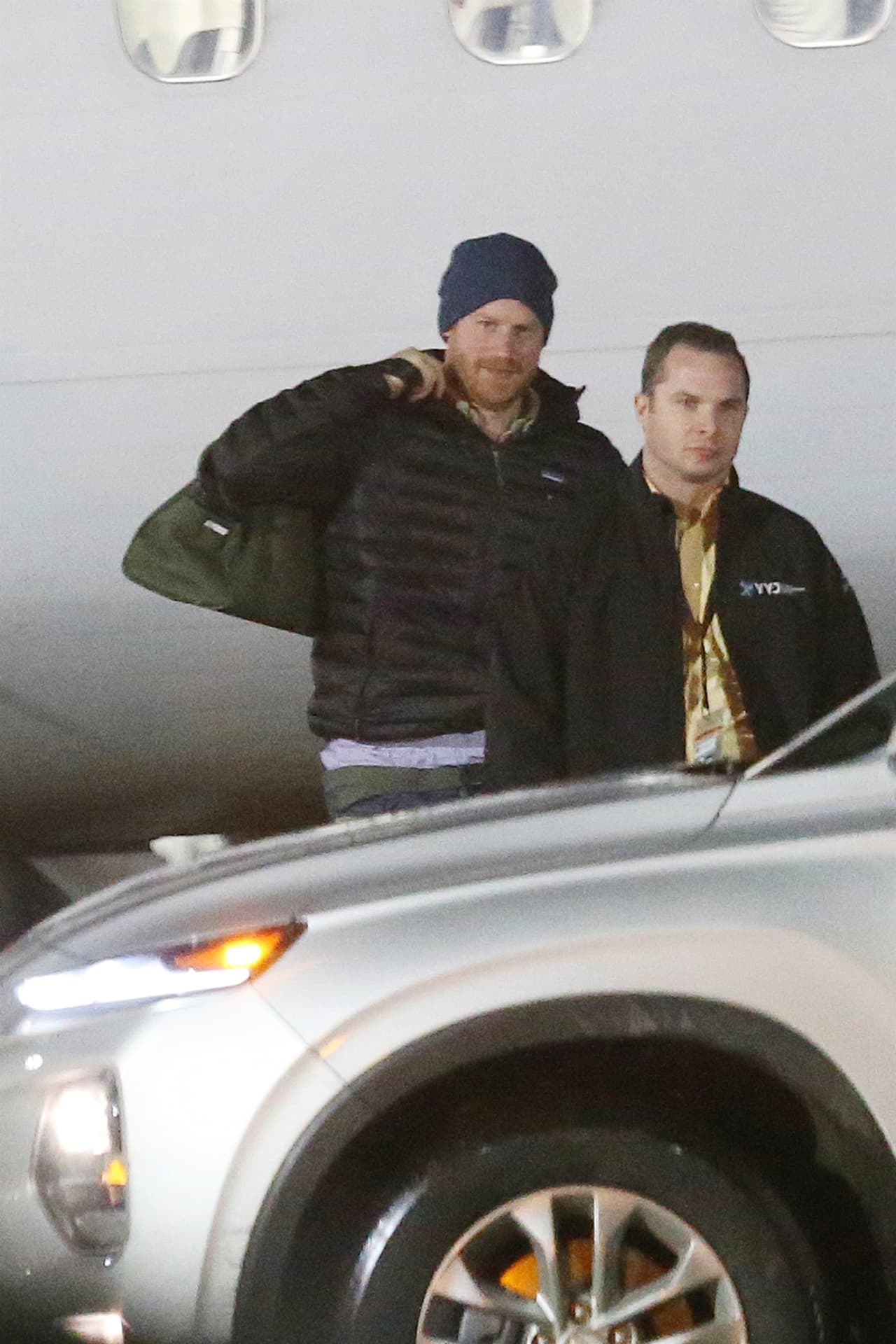 En esta otra imagen, el príncipe 
<b><a href="https://www.univision.com/famosos/el-principe-harry-llego-a-canada-cargando-solo-con-una-mochila-verde-fotos" target="_blank">aparece emocionado</a></b> al arribar a Canadá el 20 de enero para reunirse con su esposa e hijo después de que él estuvo en Reino Unido preparando su salida de la corona británica en reuniones con la reina Isabel; su padre, el príncipe Carlos; y su hermano mayor, el príncipe William. 
<br>