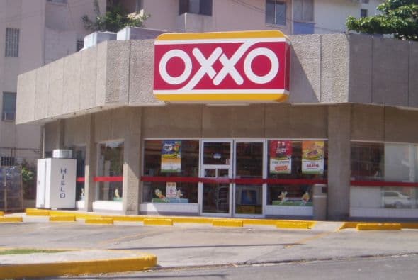 2. OXXO. Esta mexicana cadena de tiendas de conveniencia tiene un valor estimado en 2,615 millones de dólares.(Imagen tomada de Twitter).