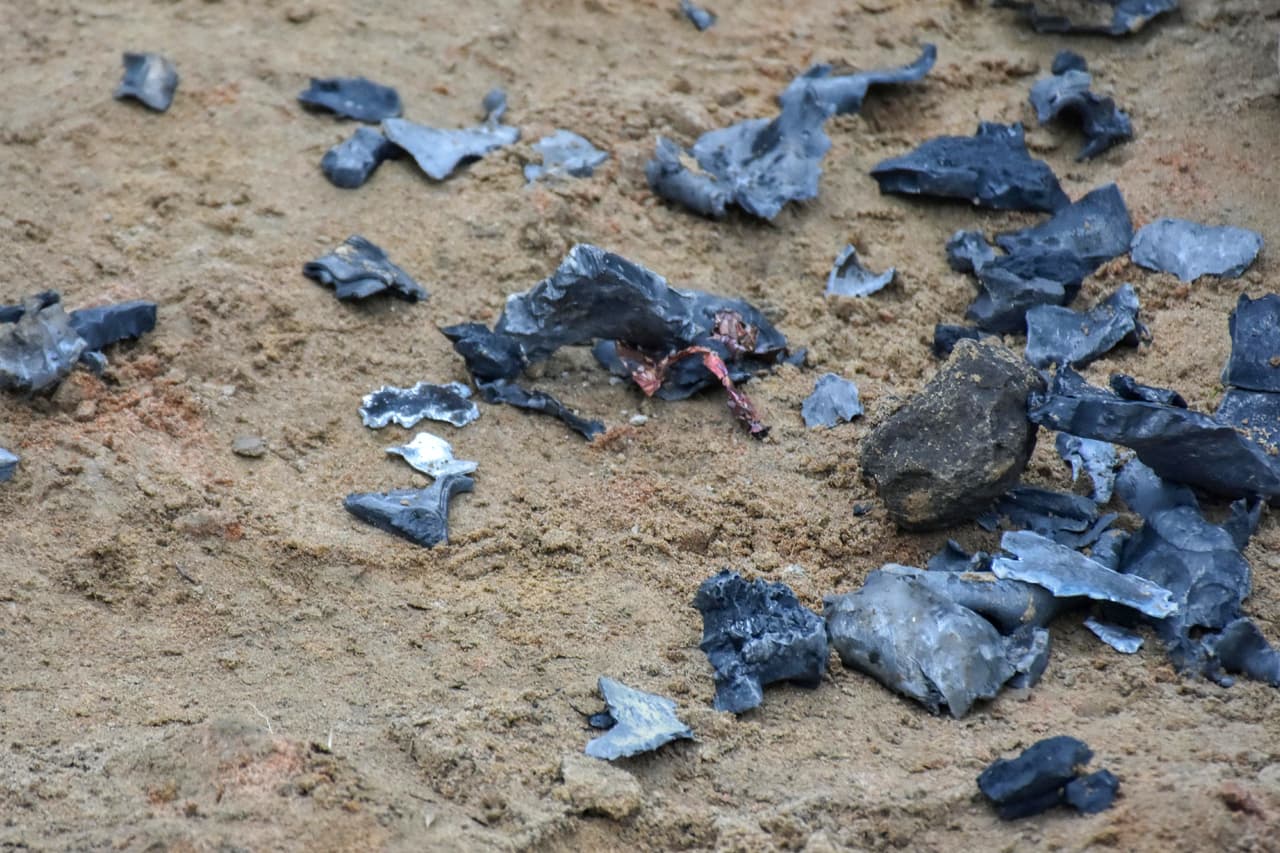 Restos de la explosión de un misil iraní cerca de en Bardarash. El líder supremo de Irán describió la agresión como una “cachetada” contra la presencia militar de EEUU. "Ningún estadounidense fue dañado en el ataque de anoche por el régimen iraní. No sufrimos bajas, todos nuestros soldados están a salvo y solo hubo daño limitado en nuestras bases", dijo 
<a href="https://www.univision.com/temas/donald-trump">Trump</a> en un mensaje a la nación.