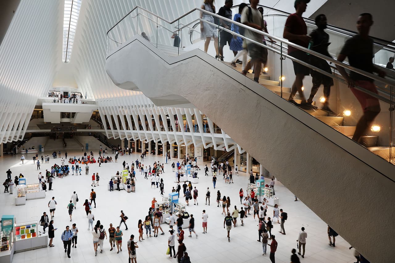 <b>Más tiendas</b>
<br>
<br>Además de ser un centro turístico, el Bajo Manhattan se ha convertido en un destino para el consumidor, siendo hogar de varias tiendas y centros comerciales como el Oculus Mall que abrió sus puertas en 2016 con inquilinos que incluyen. Forever 21, H&M y Sephora.