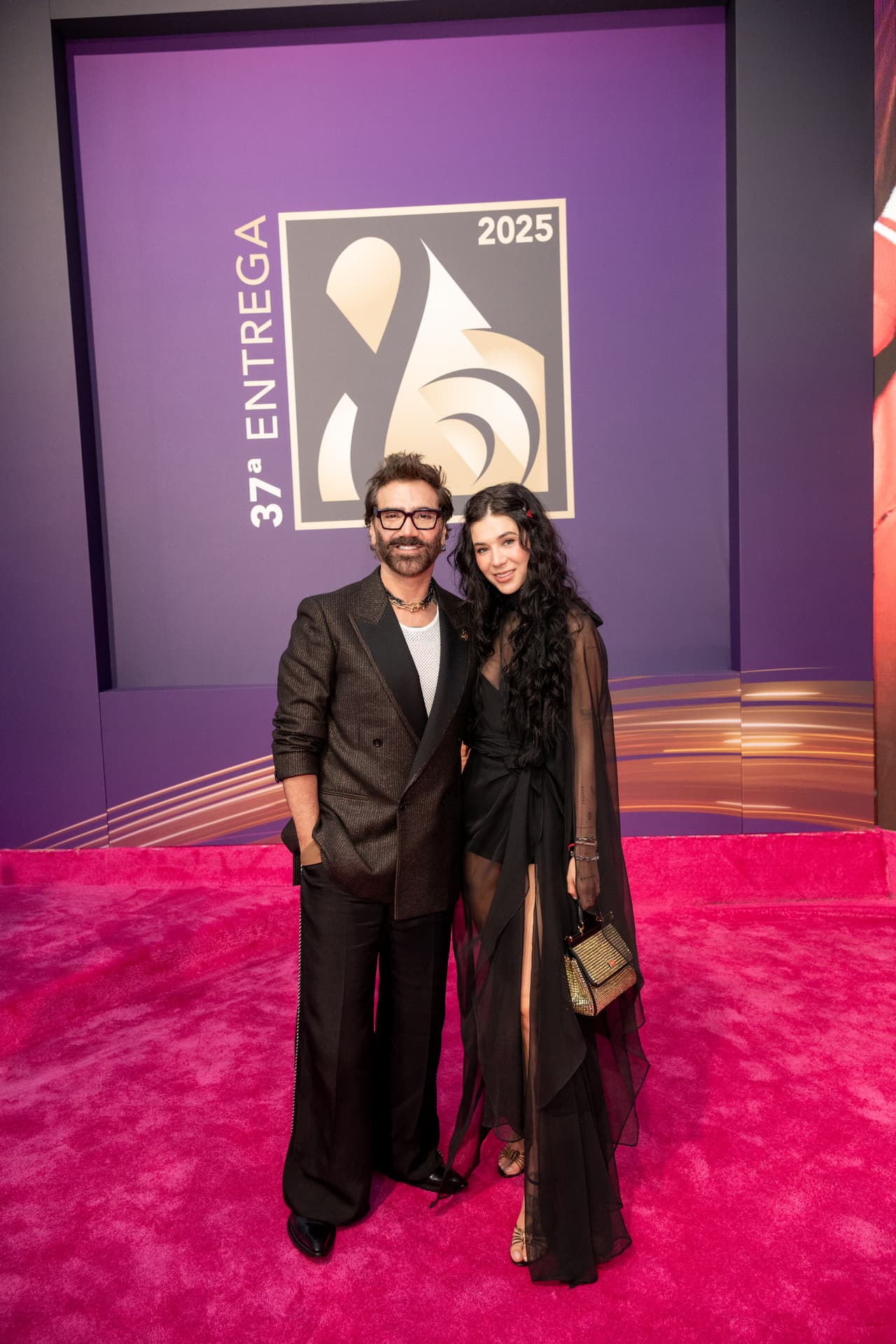 <b>Alejandro Fernández</b> llegó muy bien acompañado.