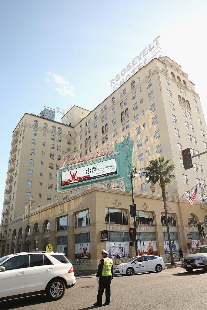 <b>Hollywood Roosevelt Hotel:</b> Situado en Hollywood, este antiguo hotel ofrece un oasis a los turistas que recorren el Paseo de la Fama y las demás atracciones del llamado 'Tinseltown'. Si necesitas un alivio del calor, el lobby del hotel puede ser el espacio perfecto. 7000 Hollywood Blvd | Los Angeles, CA 90028 | (323) 856-1970