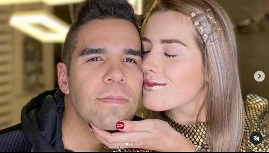 "Me siento agradecido con Dios de que estamos vivos", agregó, "pidiendo oraciones por mi esposa porque aún está muy delicada". 
<br>