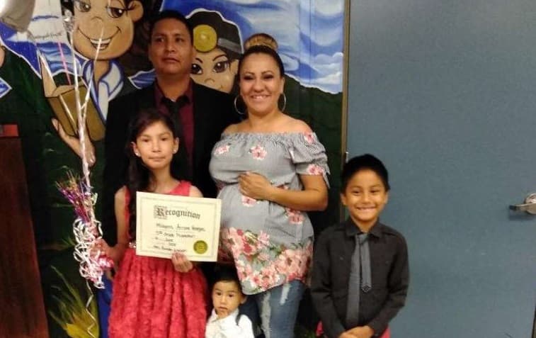 Joel Arrona se detuvo en una gasolinería para poder llevar a su esposa embarazada a un hospital cuando fue detenido por oficiales migratorios.