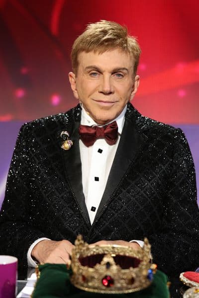 La gala arrancó con un homenaje a Selena. Las chicas se lucieron como nunca en unos retos que fueron diseñados para cada una de ellas. Mariana tuvo su propio show junto a Carlos Calderón, Francisca se robó el show con su personaje de Mela la Melaza, Clarissa se llevó senda ovación gracias a su merengue, Catherine imitó a JLo y Nathalia interpretó a Catalina Creel junto al actor Sebastián Ligarde. La hondureña Nathalia Casco ha demostrado ser imbatible en esta temporada de Nuestra Belleza Latina. Y es que al parecer no hay quien la baje del trono de la belleza. ¡Hasta a su BFF, Geisha, sacó de la competencia!