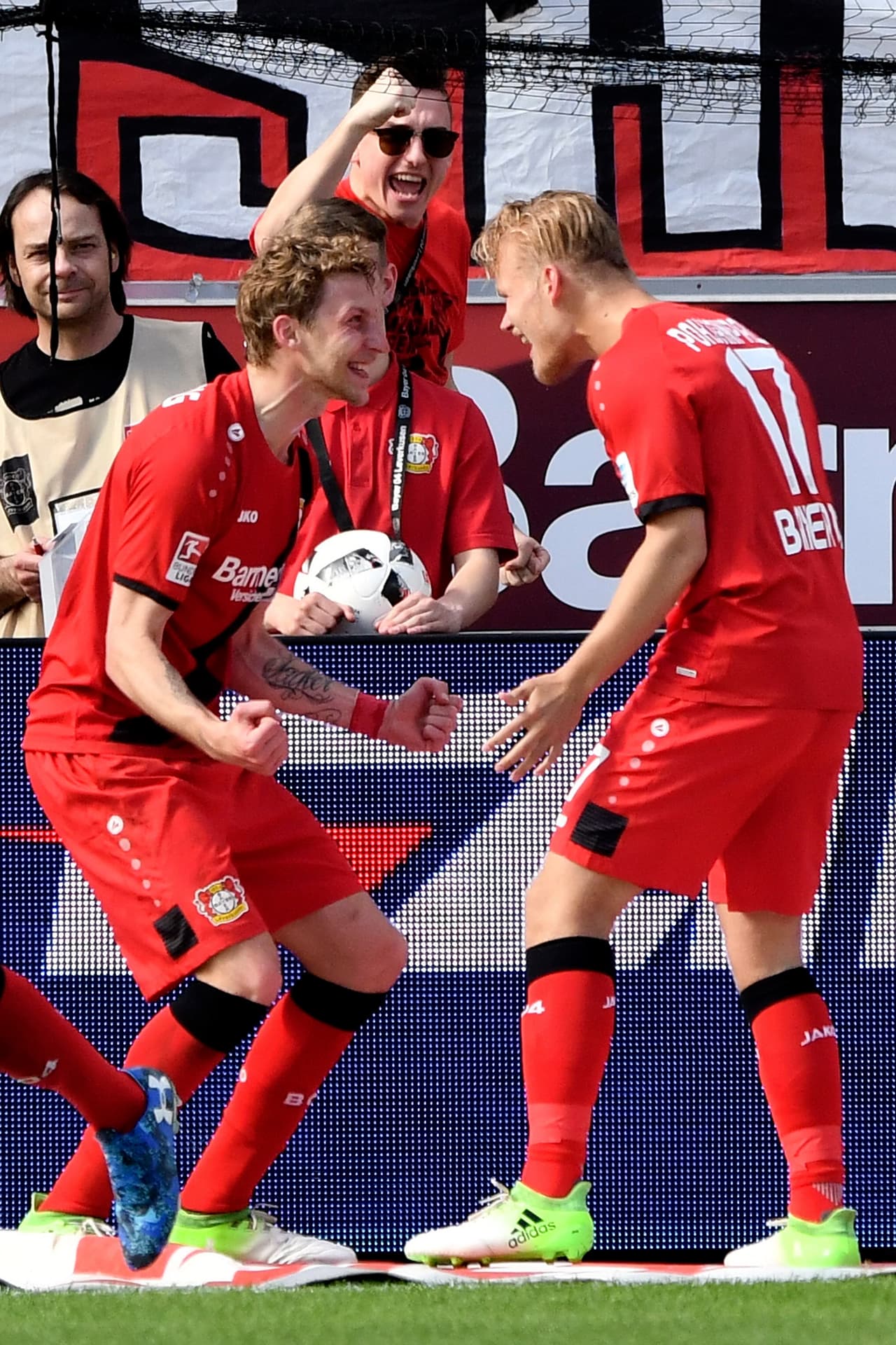 'Chicharito', tras dejar todo en cancha, salió al minuto 23 del segundo tiempo. Tres minutos después Bayer Leverkusen encontrño el empate 2-2 por medio de su sustituto Joel Pohjanpalo.