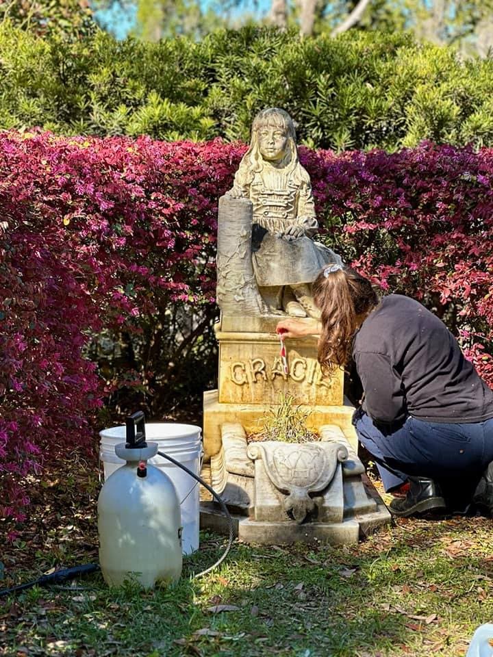 Muchos aseguran que el fantasma de la pequeña Gracie aún saluda a las personas que vienen a la ciudad y que ha sido visto en Johnson Square muchas veces a lo largo de los años.