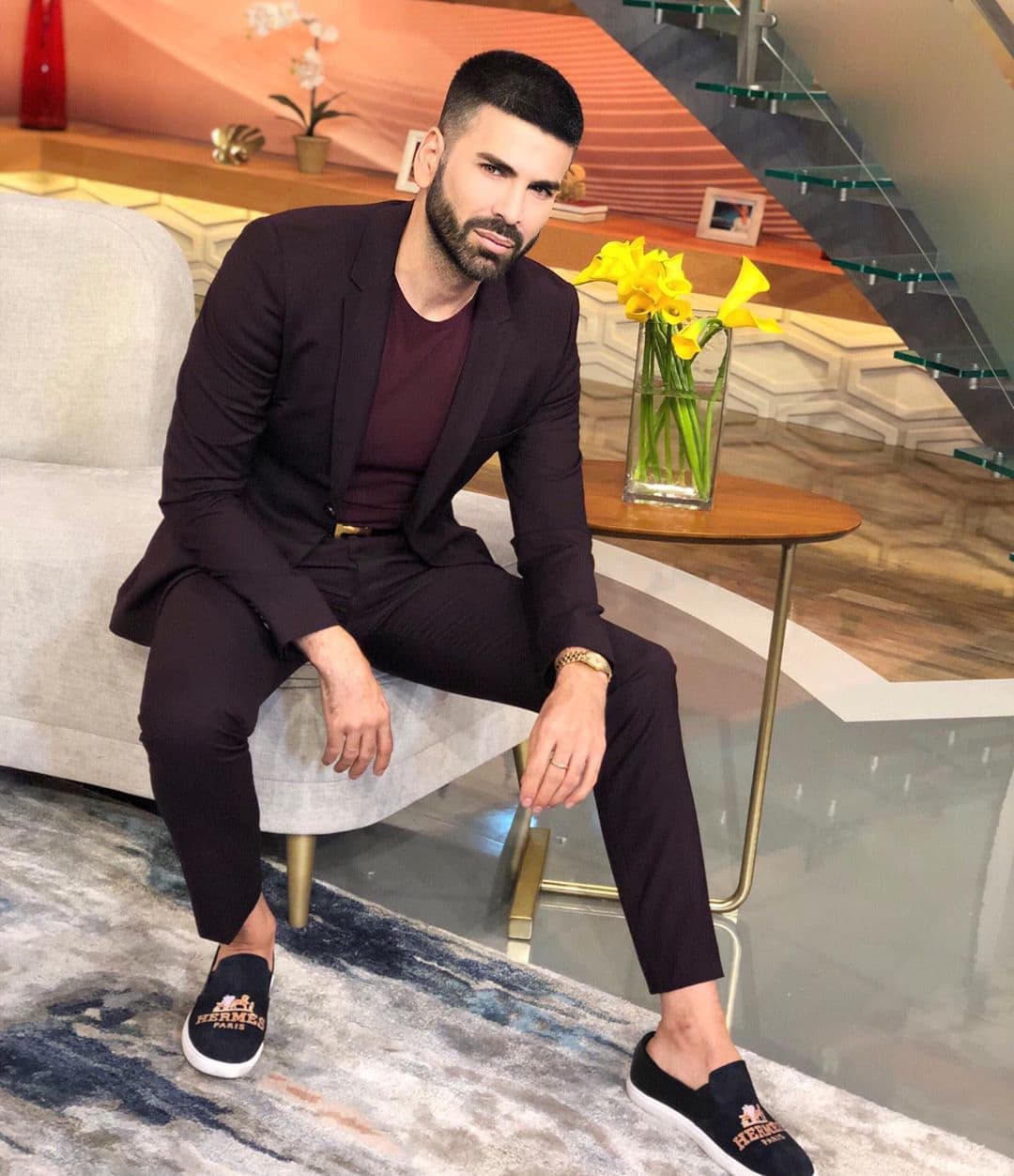 "¡Ya! Odié el color azul, odié el color rosa (respeten mi odio) y esta mañana me liberé y corte todo de una, y ahora sí: 'I'm back baby'", publicó Jomari en Instagram cuando finalmente mostró el estilo que eligió para la gran noche.