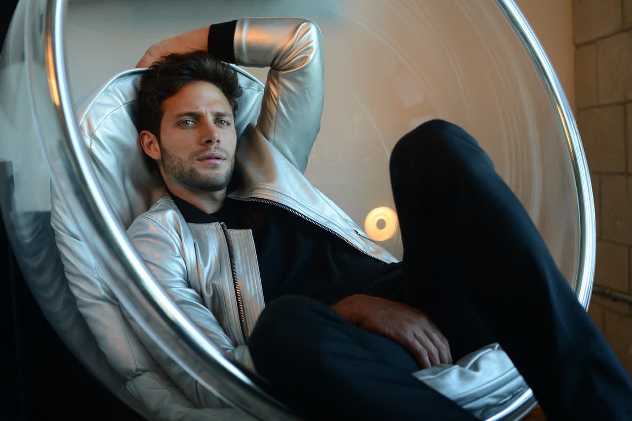 En 2013 comenzó su carrera como cantante, siendo su sencillo debut el de 'Desnudo', bajo el sello de Warner Music Latina.