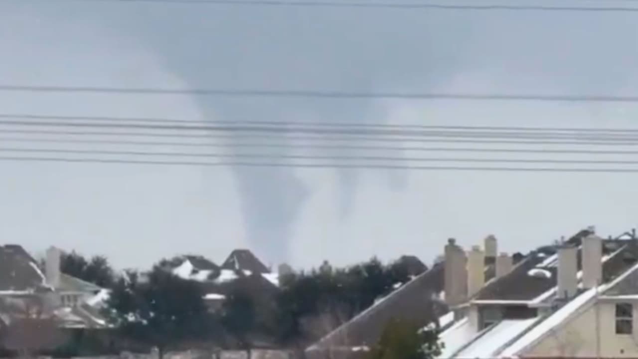 <h3 class="cms-H3-H3">Qué son los llamados “steamnadoes”</h3> El término “steamnado” no es oficial. Describe 
<b>pequeños remolinos, conocidos como “steam devils”</b>, que se forman cerca de la superficie del agua y 
<b>no están relacionados con tormentas eléctricas.</b> 
<br>Lo que parece vapor es, 
<b>en realidad, niebla de evaporación.</b> 
<br>Se genera cuando
<b> aire muy frío pasa sobre agua más cálida</b> y, con una ligera rotación del viento, puede tomar forma de columna por pocos minutos.