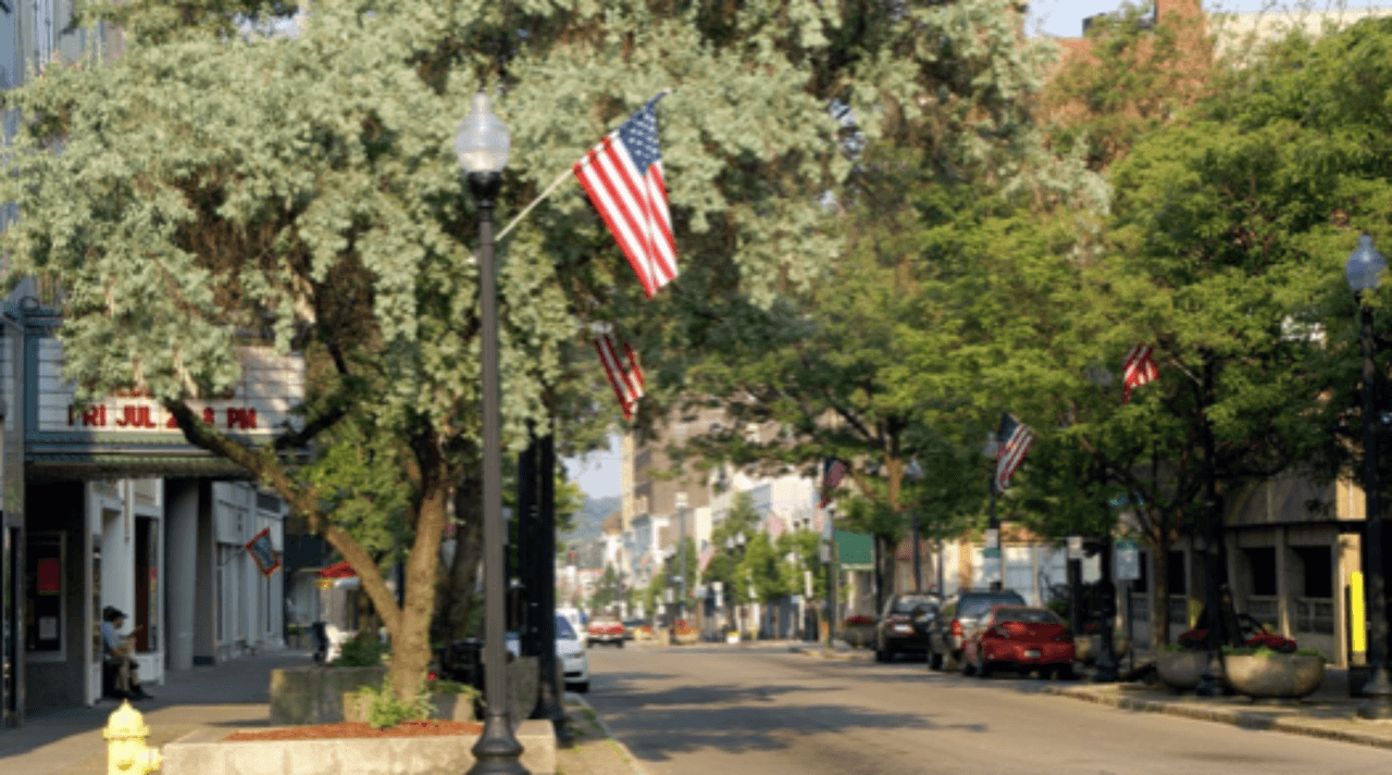 <h3 class="cms-H3-H3">7. Jamestown, New York</h3>
<br>
<br>🏡 
<b>Precio promedio de la vivienda: </b>$66,400
<br>
<br>🏡 
<b>Porcentaje de casas con un valor menor a $10,000: </b>0.8%
<br>
<br>🏡
<b> Porcentaje de casas con hipoteca: </b>55.9%
<br>
<br>🏡 
<b>Porcentaje de casas donde el residente es dueño: </b>48.4%
<br>
<br>🏡 
<b>Ingreso promedio por hogar: </b>$34,767
<br>