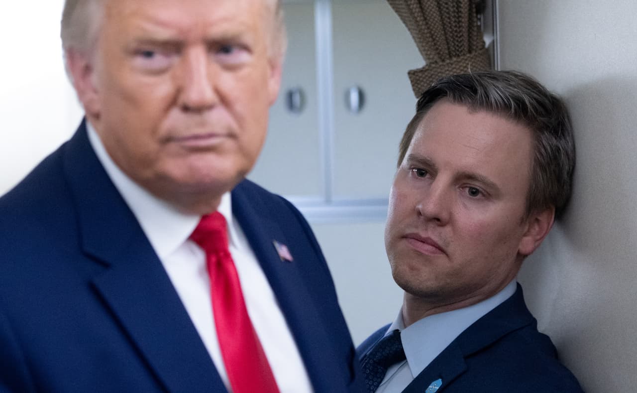 El director de campaña Bill Stepien junto al presidente de los Estados Unidos, Donald Trump, mientras habla con los reporteros a bordo del Air Force One.