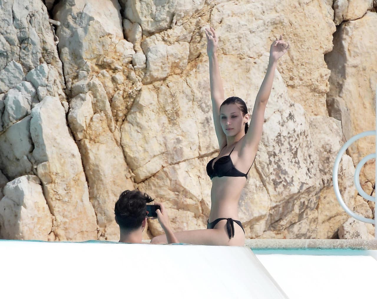 La adolescente dejó ver su esbelta figura.