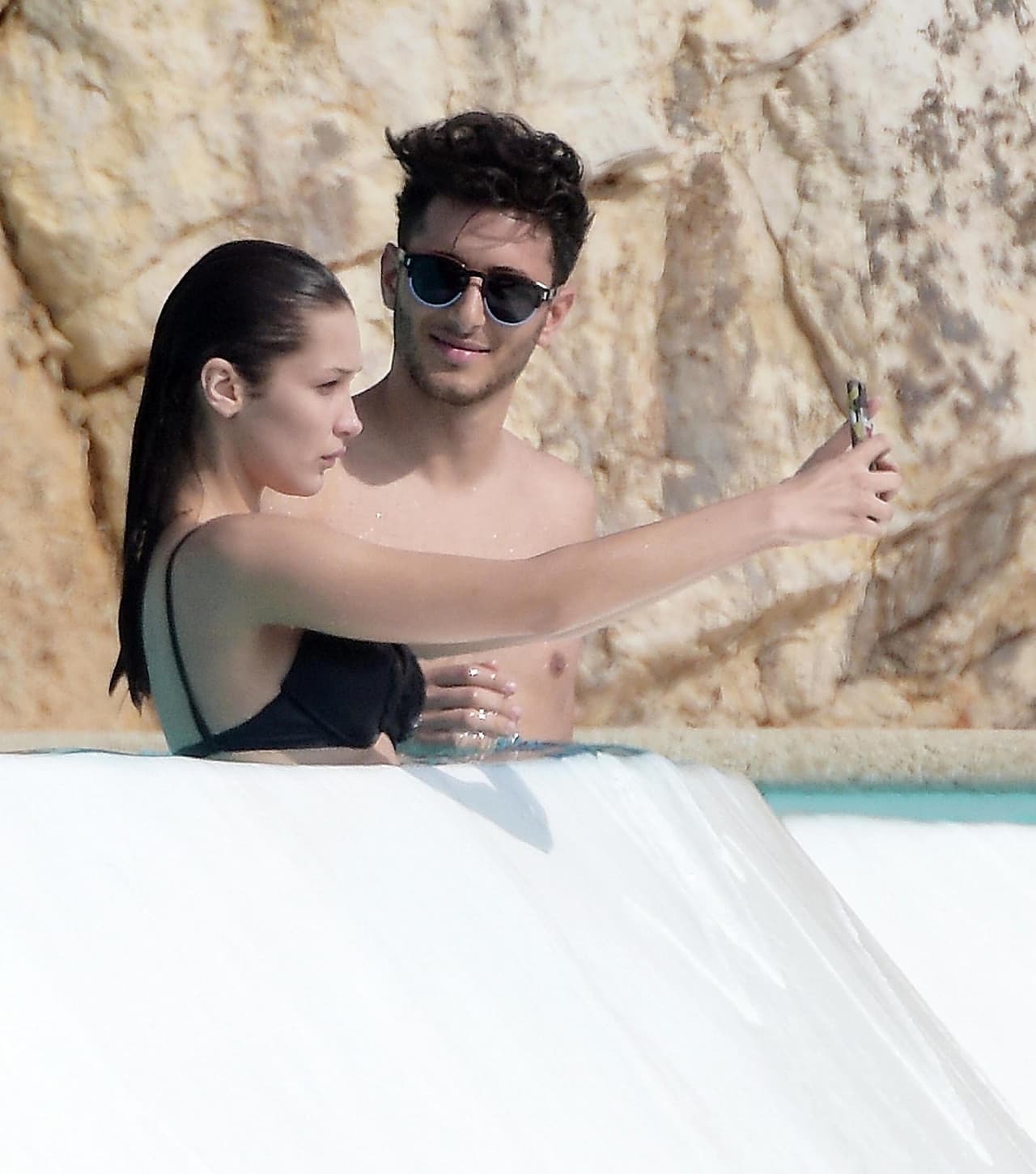 Le encanta sacarse selfies.