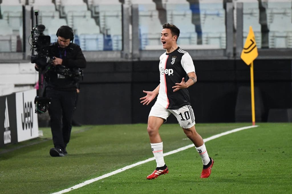 ¡Gooooooooolazo! Paulo Dybala desparrama gente en el área y marca de tres dedos, luego de una recepción que rompe cinturas.