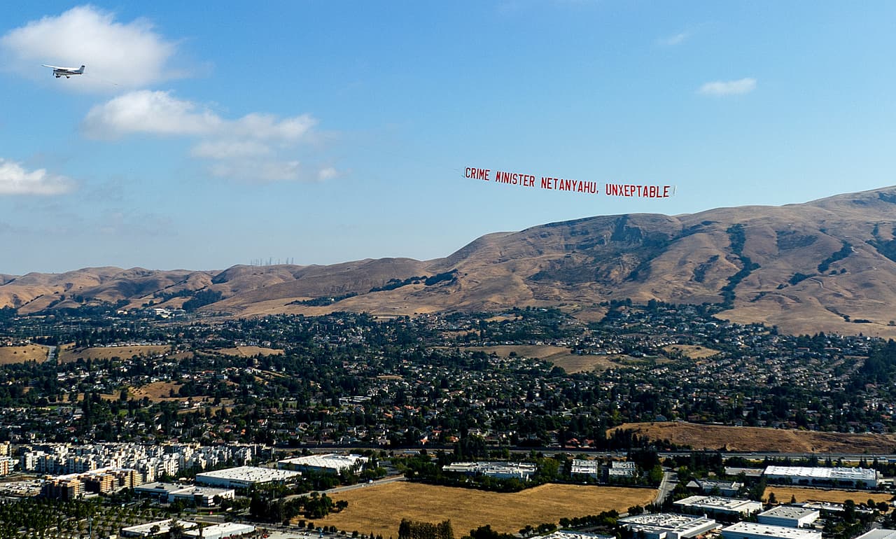 10.- 
<b>Fremont y Oakland, California:</b> Estas ciudades comparten la décima posición del listado, aunque presentan diferencias importantes en los ingresos medios de sus hogares. En Fremont, un adulto soltero requiere alrededor de 134,410 dólares anuales, mientras que una familia de cuatro integrantes necesita 371,488 dólares; el ingreso medio del hogar alcanza los 175,816 dólares. Por su parte, Oakland registra las mismas necesidades económicas, con 134,410 dólares para un adulto y 371,488 dólares para una familia, pero con un ingreso medio del hogar de 102,235 dólares, lo que refleja una mayor distancia entre los costos de vida y los ingresos promedio.
