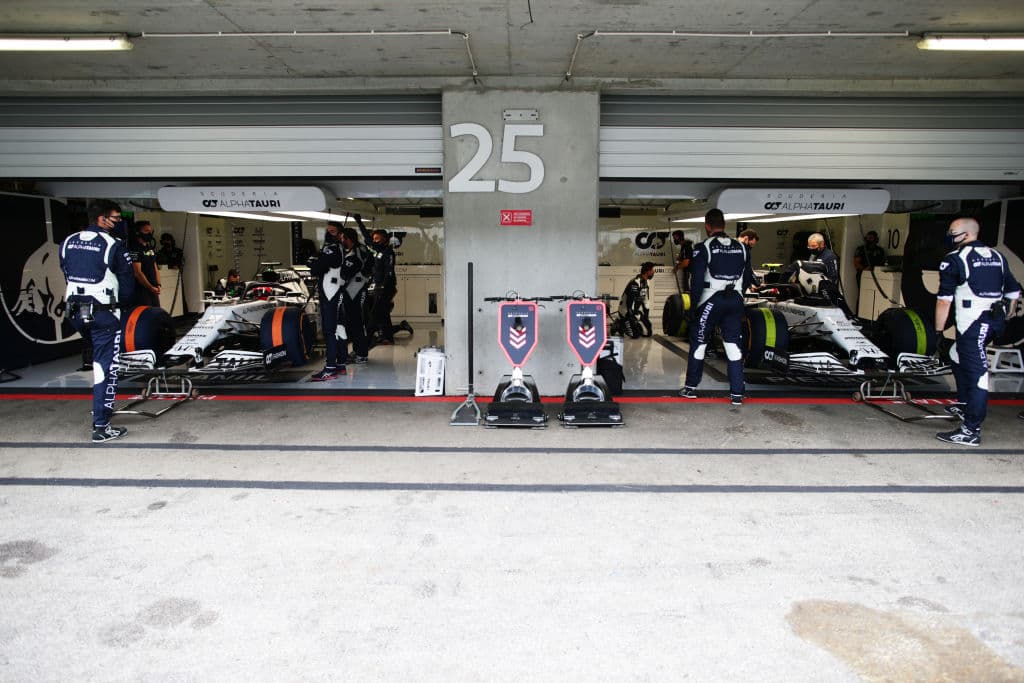 Lewis Hamilton lo hace de nuevo y rompe récord mundial con 92 carreras ganadas en la Formula 1. Se le unen al podio Valtieri Bottas y Max Verstappen. Muy buenas carreras de Charles Leclerc y del mexicano Sergio Pérez, pero la lluvia fue factor importante en este Gran Premio de Portugal.