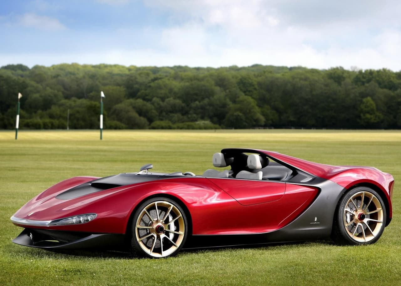 <h3 class="cms-H3-H3"><b>16. Ferrari Pininfarina Sergio</b></h3>
<br>
<br>
<b>Precio:</b> 3 millones de dólares
<br>
<br>Este espectacular concepto dio lugar a seis unidades de producción con una etiqueta de 3 millones de dólares, un precio bastante alto. Se cree que
<a href="https://www.univision.com/carros/carros-y-famosos/jeff-bezos-carros-conduce-hombre-mas-rico-mundo-amazon-fotos" target="_blank">Jeff Bezos es dueño de uno y que sería el superdeportivo más barato en su garaje</a>. Cada una de estas unidades fue personalizada según los gustos y preferencias de sus dueños y prácticamente no existen dos unidades iguales. El superdeportivo, sin techo ni parabrisas, es uno de los vehículos más exóticos del mundo.