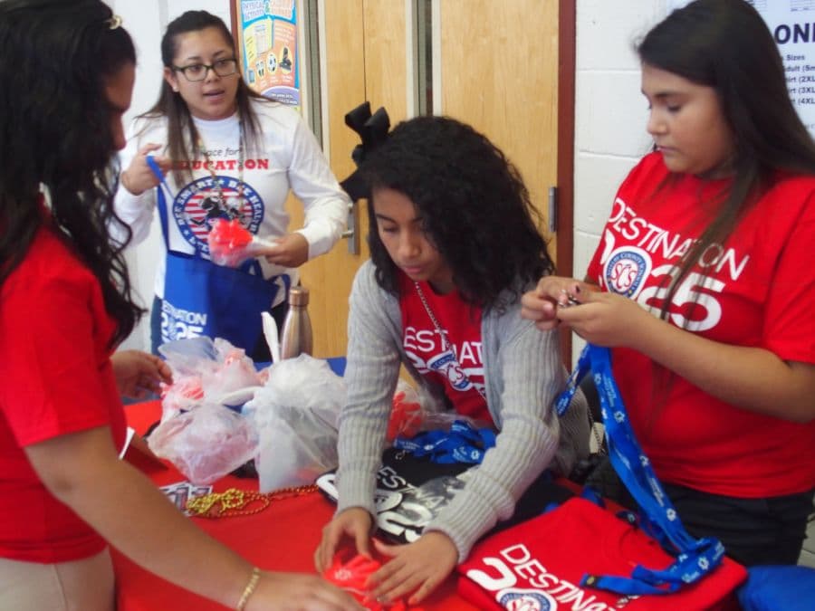 Comunicarse con los padres de habla hispana es un desafío en Memphis. Conozca a la antigua maestra que está confrontando esto