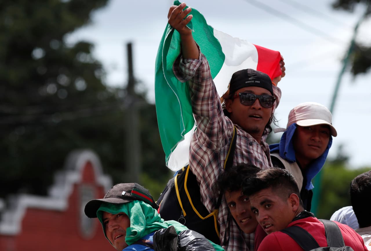 Mientras los migrantes pasaban por las comunidades mexicanas a las afueras de Ciudad Hidalgo eran recibidos con aplausos, cánticos solidarios y donaciones de comida y ropa por parte de los mexicanos. 
<br>