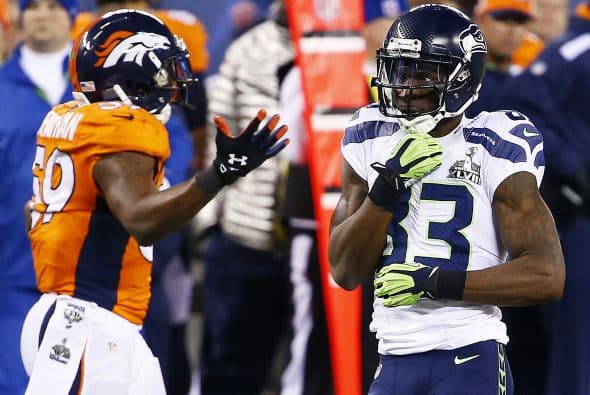 Los Seahawks, con un fútbol "total", el que había trabajado el entrenador del equipo durante toda la temporada regular, el veterano Pete Carroll, derrotaron por paliza de 43-8 a los Broncos, la mejor ofensiva de liga, con el mariscal de campo Peyton Manning a la cabeza. No habían pasado ni 12 segundos desde el comienzo del partido y los Seahawks ya hicieron historia con la anotación más rápida que se había dado jamás en un Super Bowl. Pero lo peor no fue el dejarse anotar dos puntos, sino la imagen de enfrentamiento entre Manning y el centro de origen mexicano Manny Ramírez, que no le dio bien al balón, y aunque el corredor Knowshon Moreno lo recuperó, lo hizo en la zona de protección. La mejor ofensiva de la NFL estaba paralizada, sin saber qué hacer, y ahí fue el comienzo y el final del partido disputado en el MetLife Stadium, de East Rutherford (Nueva Jersey), donde la temperatura fue de 43 grados. Malcom Smith recibió el premio de Jugador Más Valioso (MVP), el octavo defensor que lo consigue en un partido de Super Bowl y el tercer apoyador. Carroll, de 61 años, el tercer entrenador con más edad de la NFL que ganó un Super Bowl, se convirtió en el tercer entrenador que logra los dos títulos de campeón universitario de la NCAA con el equipo de USC y ahora los Seahawks en la NFL.