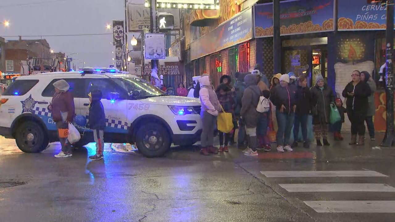 En la esquina de la calle 26 y Lawndale, 
<a href="https://www.univision.com/local/chicago-wgbo/intensifican-investigacion-sobre-tiroteo-en-la-villita-donde-nina-de-7-anos-y-un-adulto-resultaron-heridos">hubo un tiroteo</a> en horas donde niños estaban pidiendo dulces.