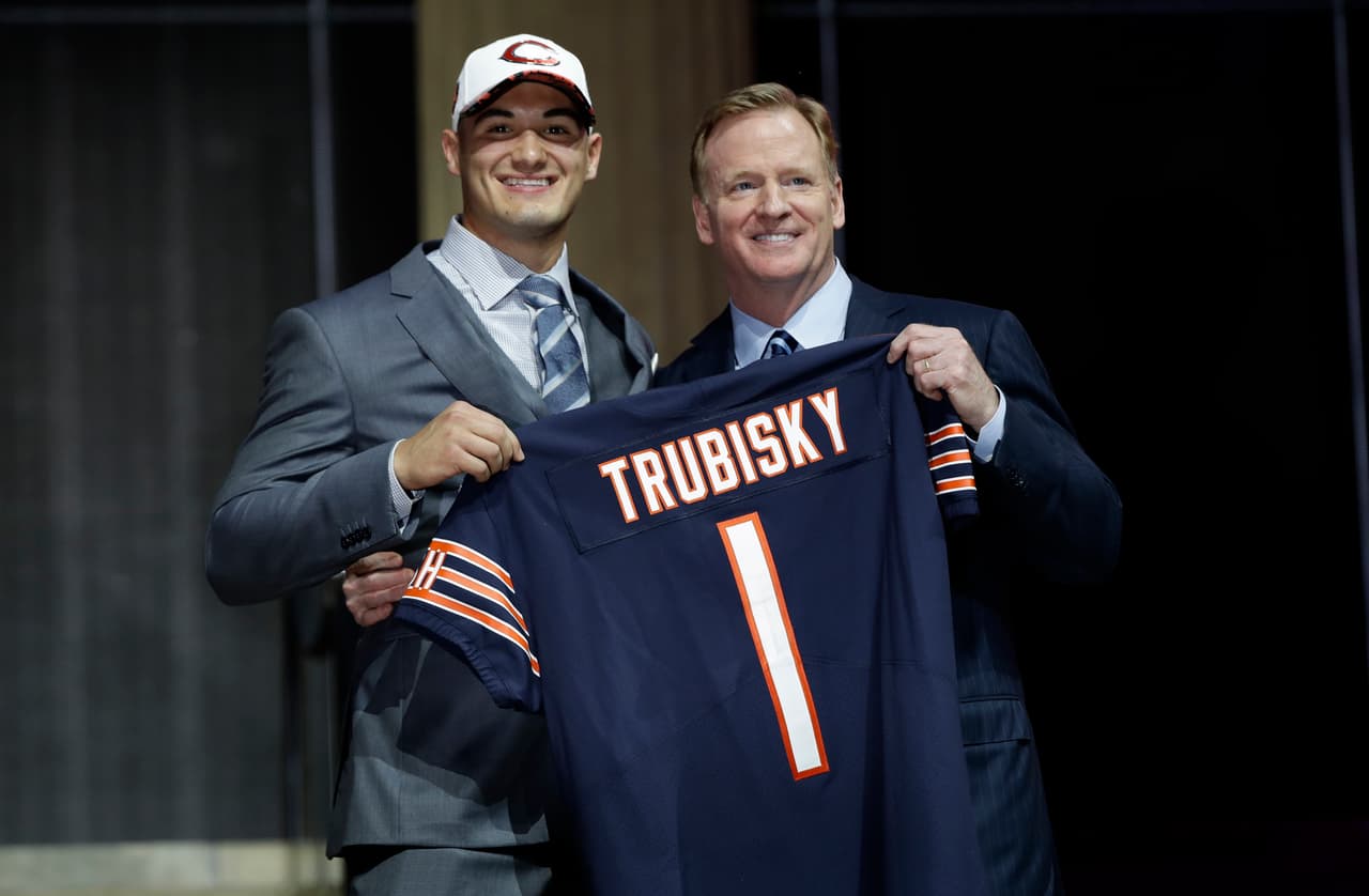 <b>2 MITCHEL TRUBISKY | QB Chicago Bears</b>
<br>Universidad: North Carolina
<br>Estatura 6’2’’ 
<br>Peso: 222 libras 
<br>
<br>Destacar: En su única temporada como el quarterback No. 1 de Tar Heels, Trubisky completó 68 por ciento de sus pases con 30 touchdowns y seis intercepciones.
<br>
<br>Resumen: Trubisky tiene el brazo, el atletismo, y la entrega rápida de equipos de la NFL amor, pero un año como titular en la propagación de ofensas significa que tiene mucho que aprender.
<br>
<br>Conclusión: Después de 13 comienzos en la universidad de carrera, Trubisky coincide con el Salón de la Fama Lawrence Taylor como el más alto seleccionado jugador de Carolina del Norte.