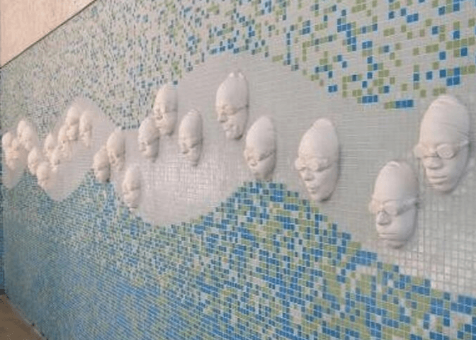 Renovada en el 2005, la piscina 
<a href="https://sfrecpark.org/destination/joe-dimaggio-playground/north-beach-pool/" target="_blank">North Beach</a> ubicada en la cuadra 651 de la calle Lombard, ha sido durante mucho tiempo un destino para nadadores de la comunidad de todas las edades. La instalación cuenta con dos piscinas: una piscina de entrenamiento y una piscina de recreación para acomodar una variedad de programas y necesidades acuáticas.