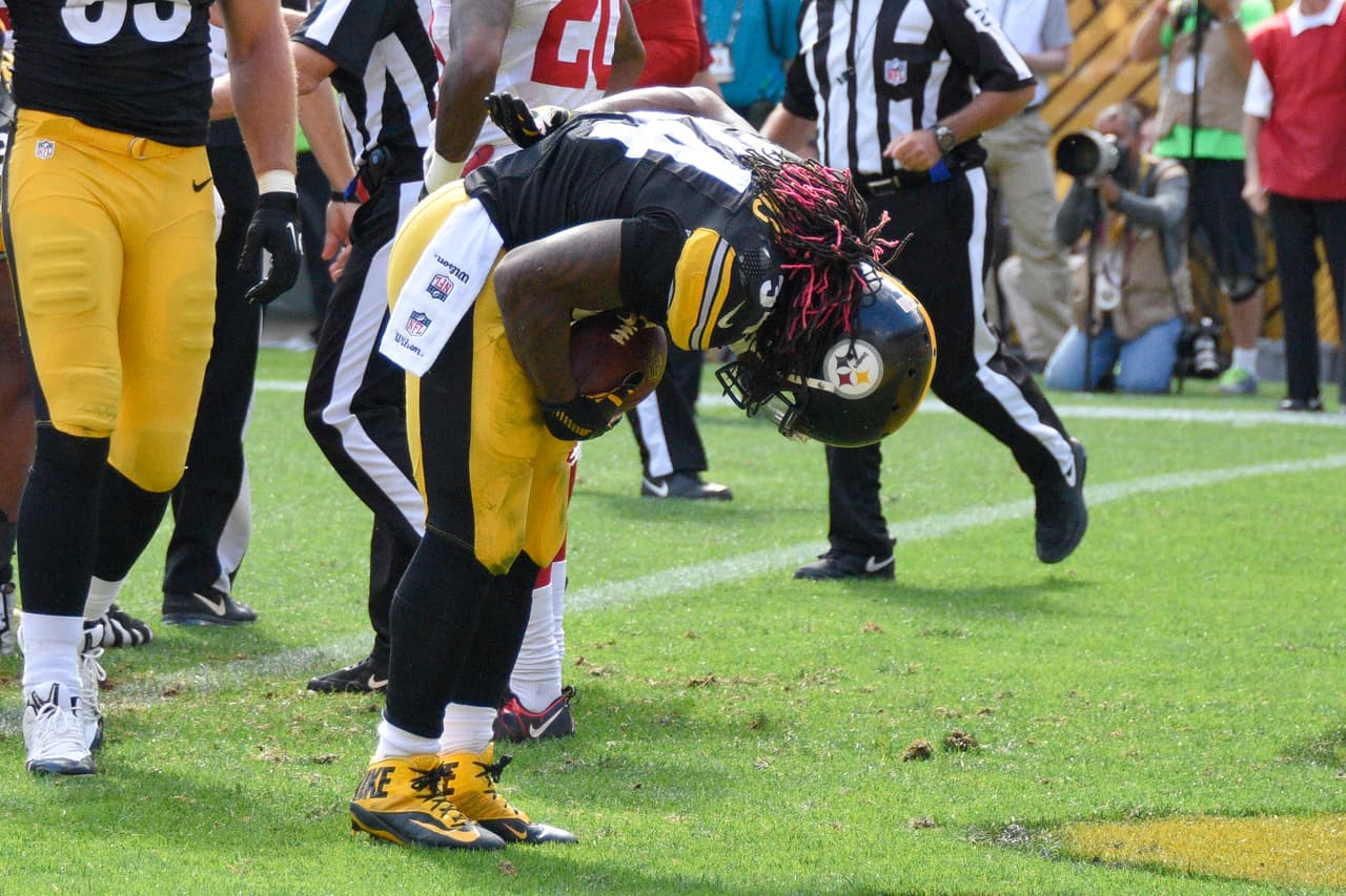 DeAngelo Williams empató una marca del equipo con tres anotaciones terrestres y los Steelers apalearon 43-18 a los 49ers.