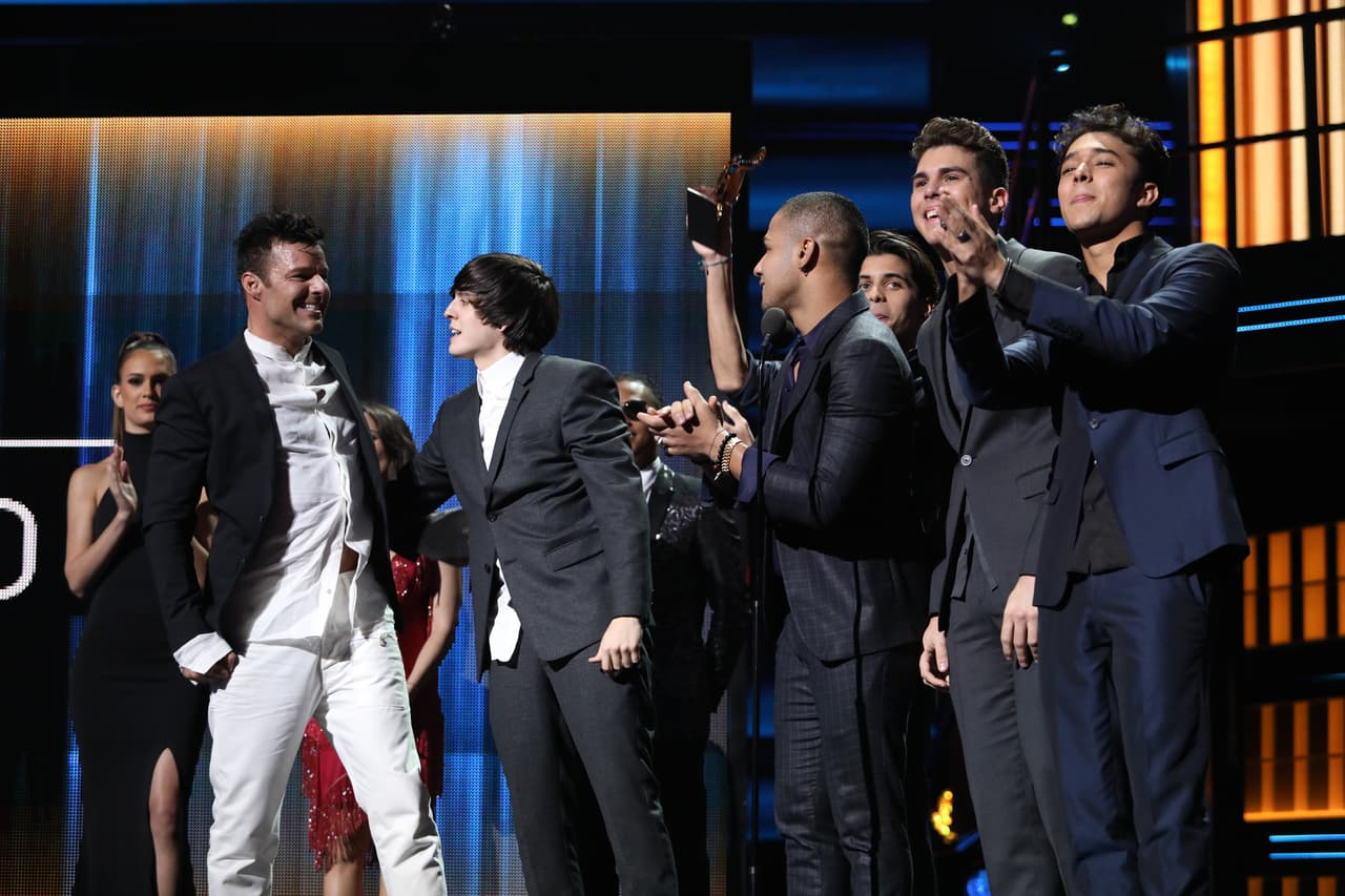 Los chicos invitaron al escenario a Ricky Martin, su manager, para recibir juntos el galardón y aprovecharon para agradecerle su apoyo.