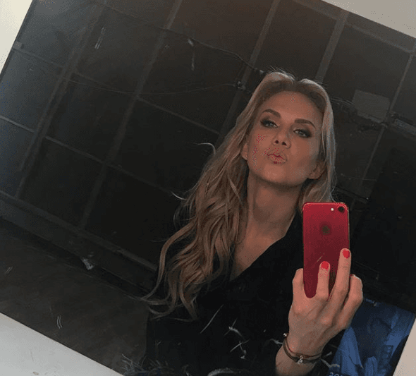 No cabe duda que llevar la melena totalmente rubia la hace lucir sensacional.