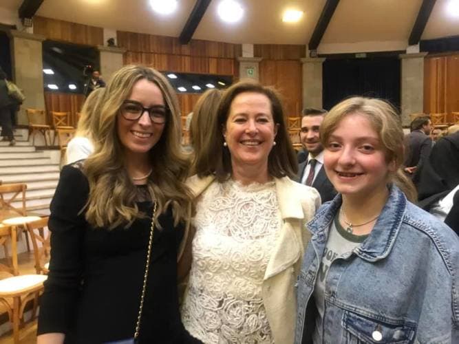 En marzo pasado, 
<a href="https://www.univision.com/famosos/9-meses-despues-de-la-muerte-de-edith-gonzalez-su-hija-constaza-sorprende-al-sonreir-en-publico-fotos" target="_blank">cuando Constanza volvió a aparecer en público</a>, al acompañar a su padrastro a recibir "el grado de Doctor Honoris Causa del Instituto Interamericano de Investigación y Docencia en Derechos Humanos" en México, 
<a href="https://www.univision.com/famosos/santiago-creel-se-ha-portado-muy-bien-y-paciente-con-su-hija-constanza-desde-que-murio-edith-gonzalez-fotos" target="_blank">el hermano de la fallecida actriz actualizó a los medios sobre la situación de la adolescente</a>.