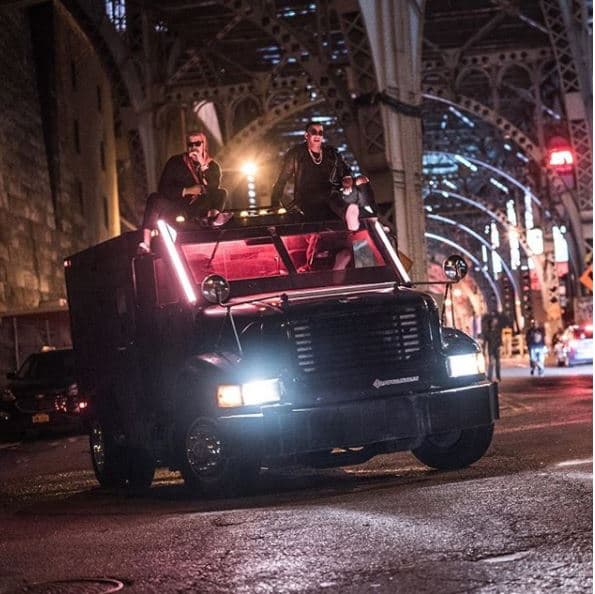 Los carros, camionetas siempre serán sus favoritos. En fotos, videos musicales y 
<b>en alguno que otro performance ha empleado alguno de ellos.</b> Es una pasión muy grande que no puede ocultar.