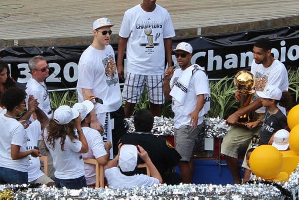Photos: Spurs Championship Parade 2014