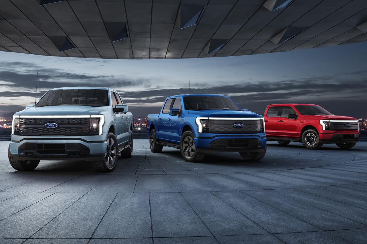 La F-150 Lightning estará disponible con una batería de alcance estándar (estimado de 230 millas de autonomía) y otra de alcance extendido (estimado de 300 millas de autonomía). Ambas están motivadas por un sistema de propulsión compuesto por dos motores eléctricos que en conjunto ofrecen 563 caballos de fuerza y 775 lb-pie de torque.