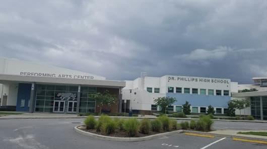 Desalojan escuela del condado de Orange por amenaza; las clases ya se reanudaron